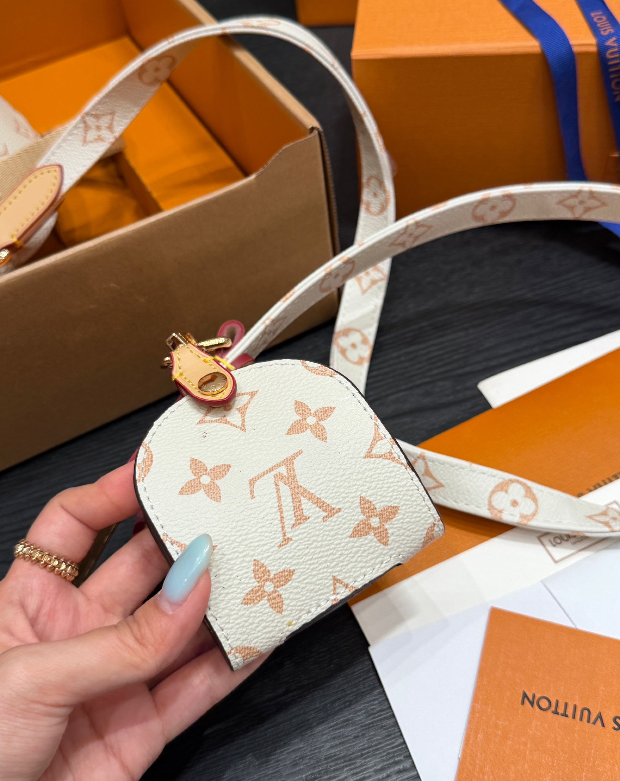 LV DOG HARNESS AND LEASH (BEIGE)