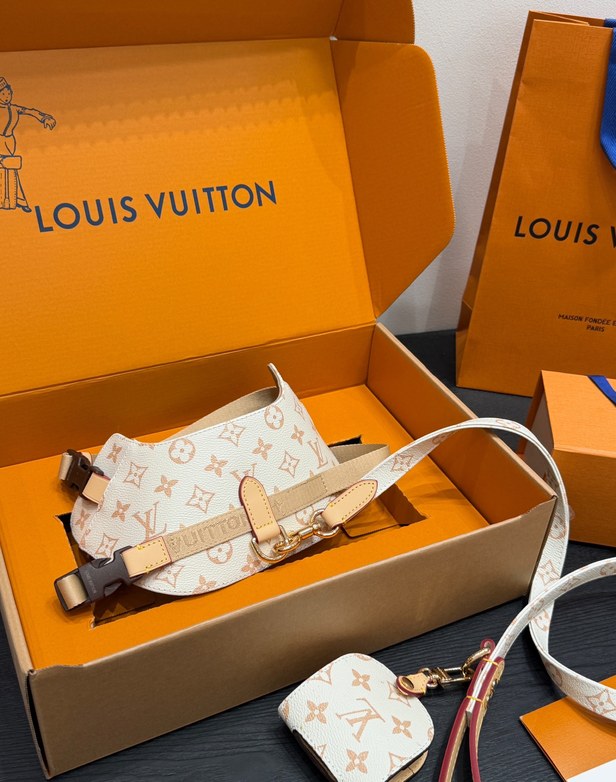 LV DOG HARNESS AND LEASH (BEIGE)