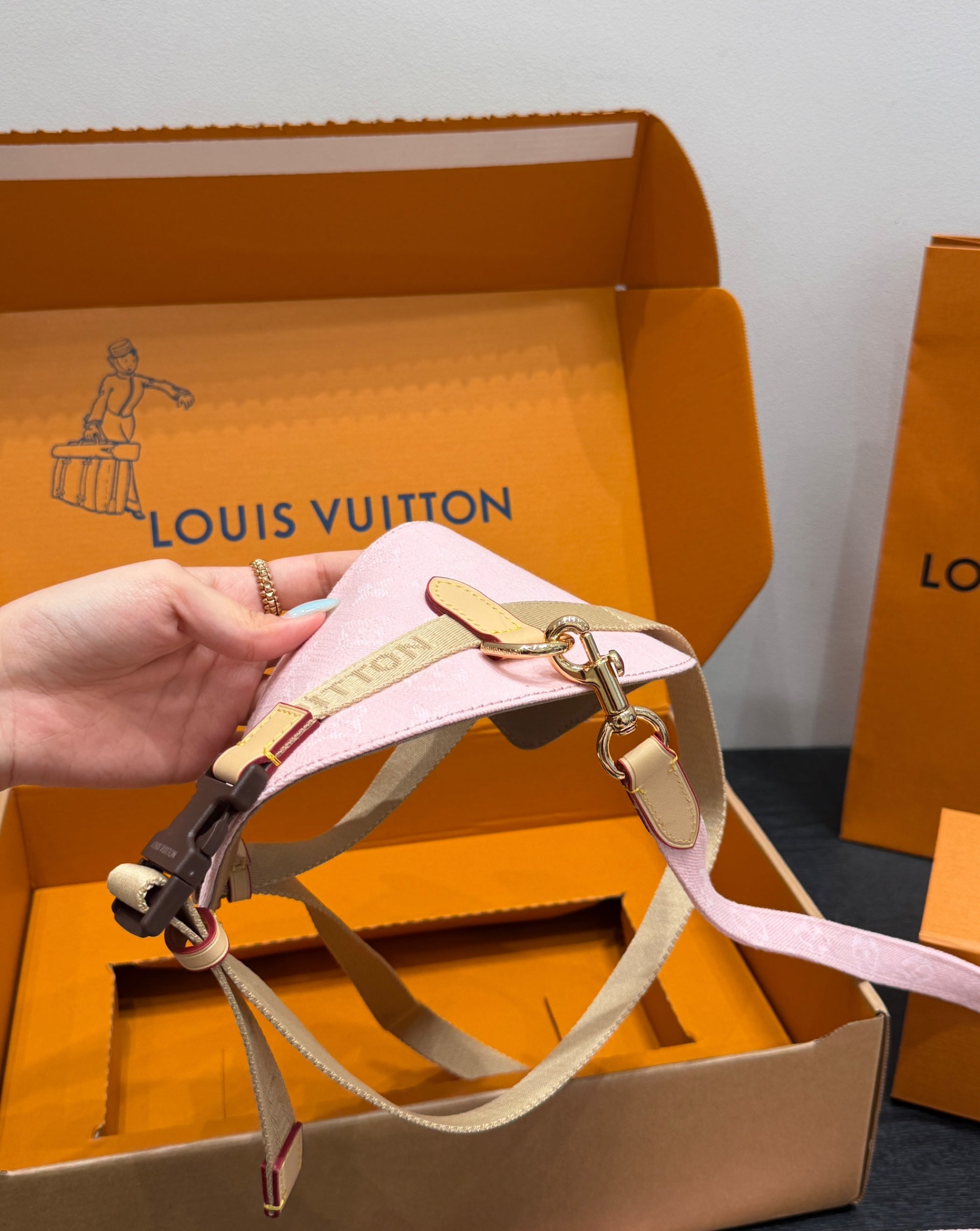 LV DOG HARNESS AND LEASH (PINK)