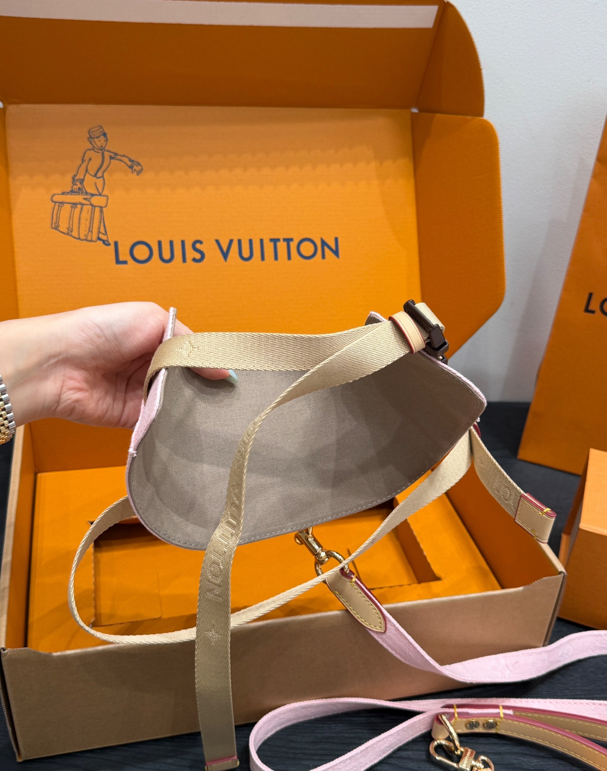 LV DOG HARNESS AND LEASH (PINK)