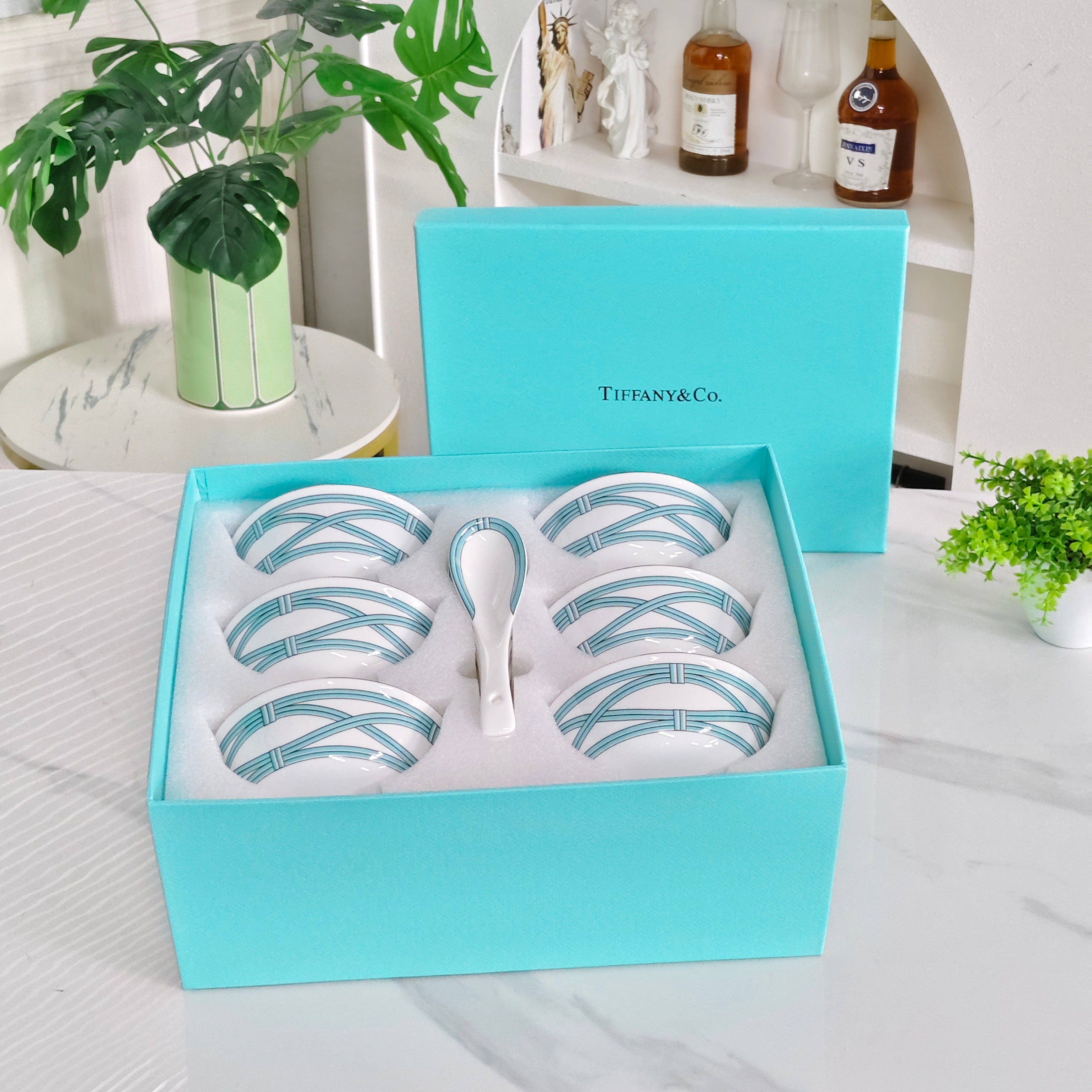 TIFFANY BOWL TABLEWARE SET