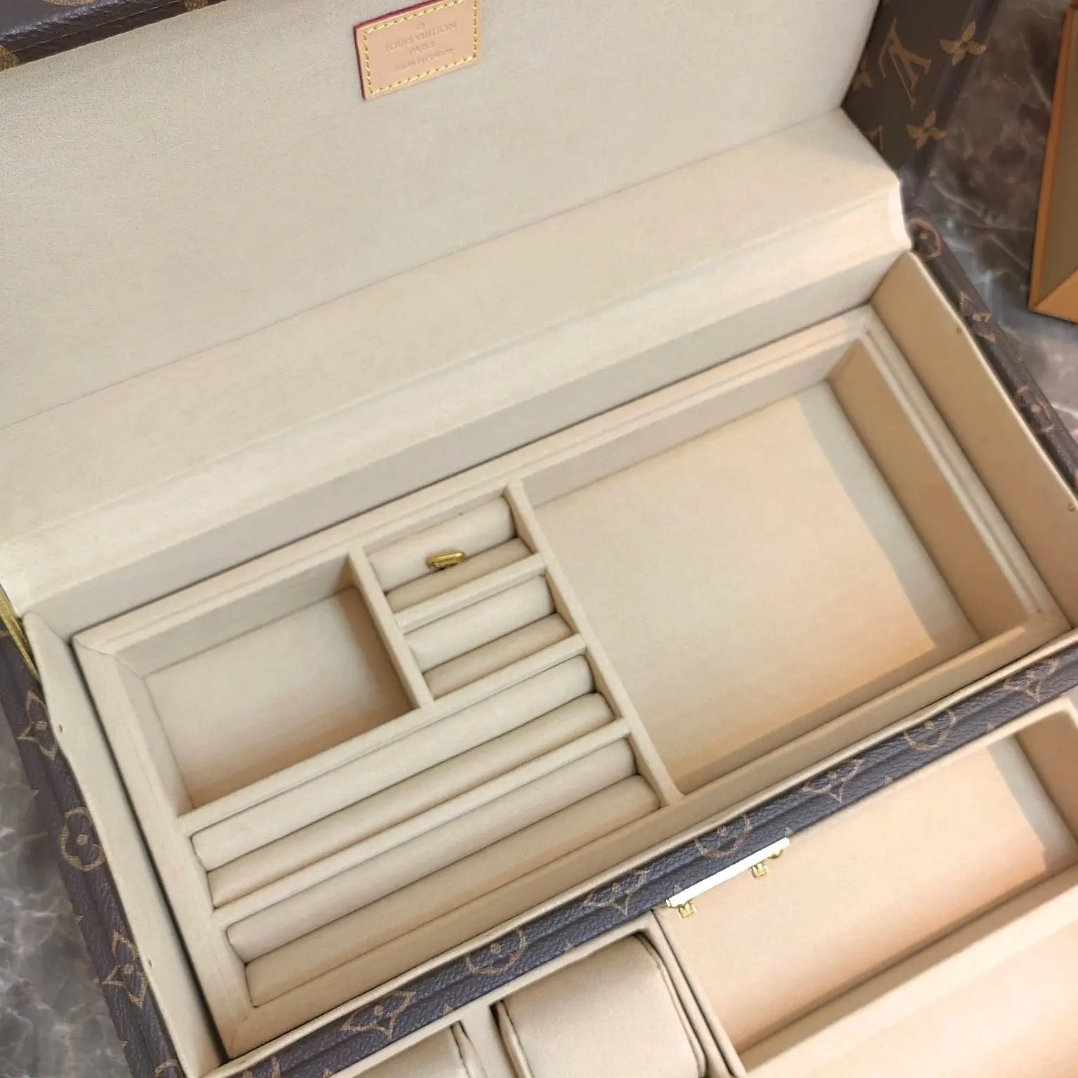 LV COFFRET ACCESSORIES BOX
